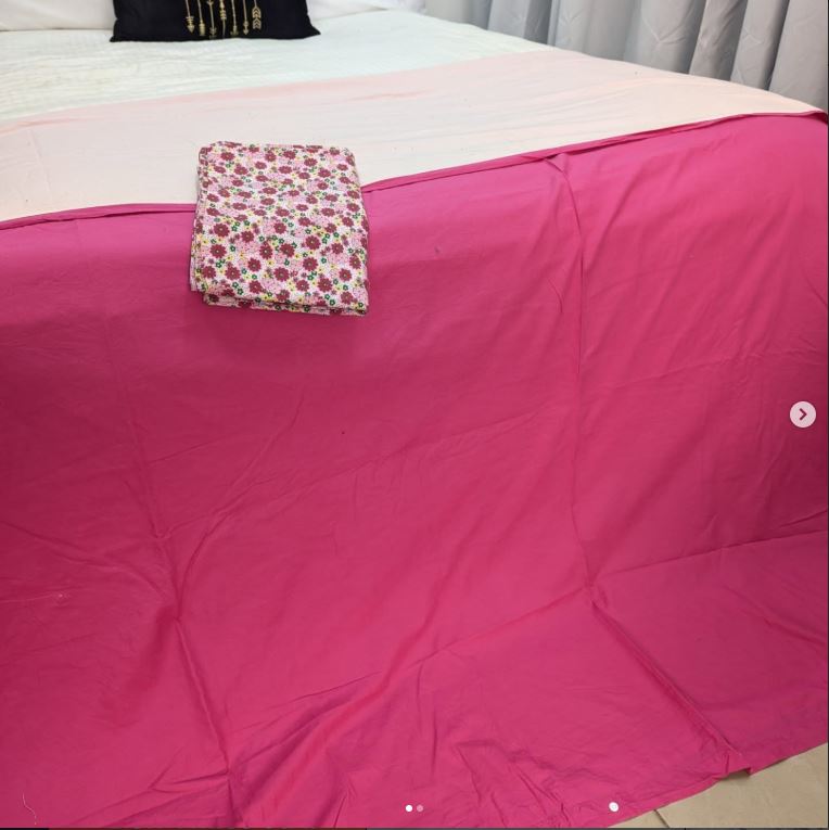 matching plain double sided duvet cover 7x8 with matching pair of pillowcases